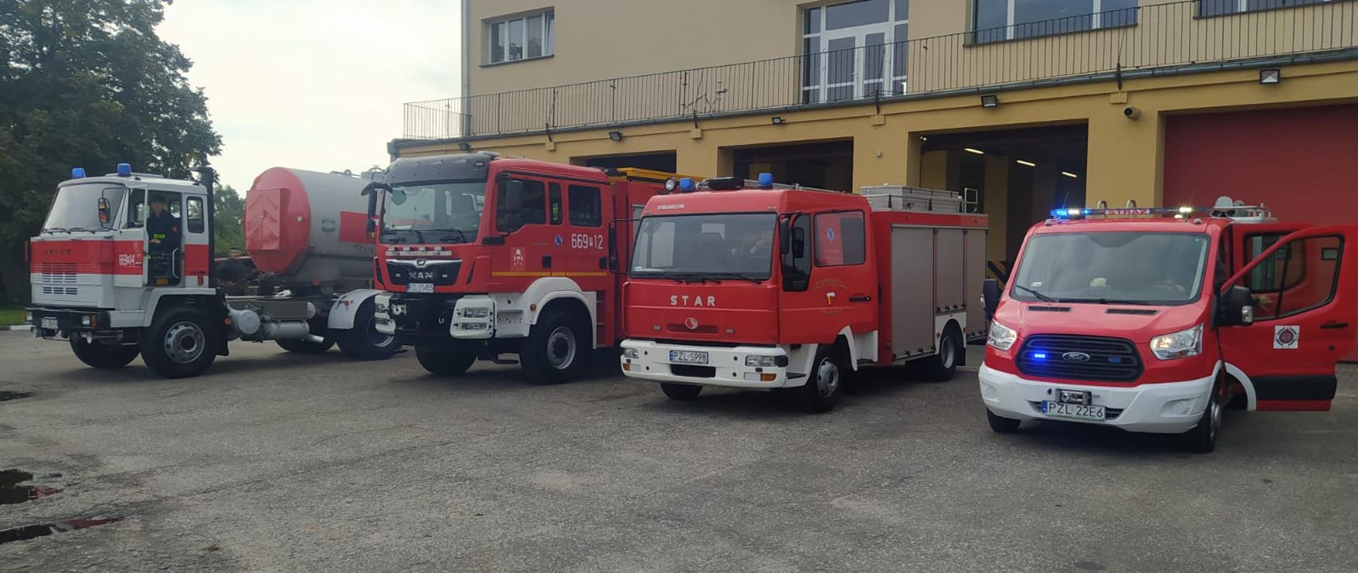Samochody strażackie przed remizą strażacką 