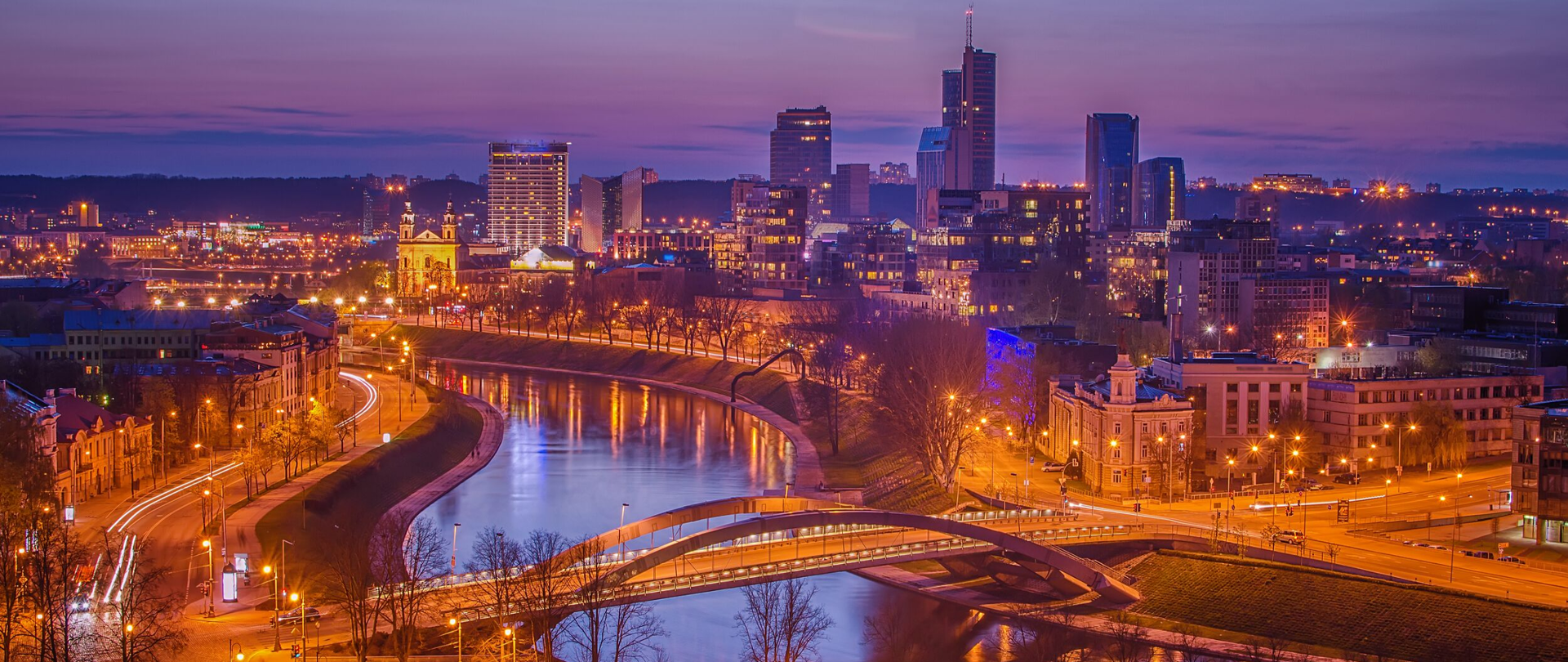 Wilno nocą - widok na panoramę miasta.