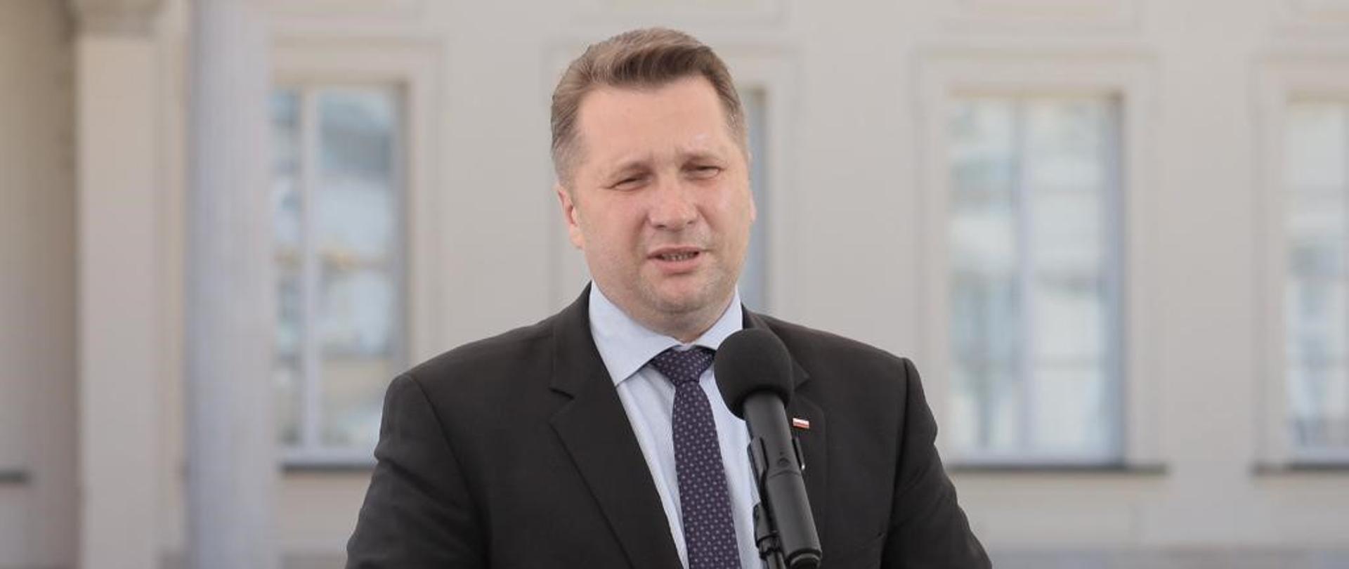 Minister Przemysław Czarnek przemawia podczas konferencji
