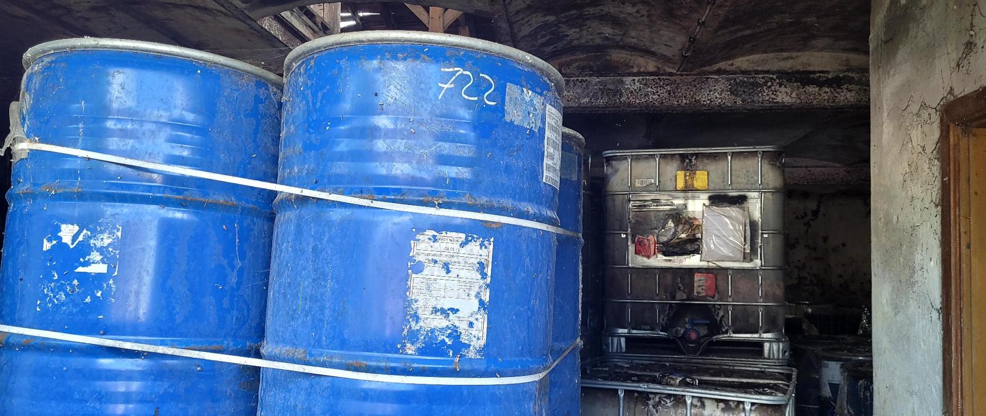 na zdjęciu widoczne są niebieskie metalowe zbiorniki, w których znajdują się odpady niebezpieczne. 