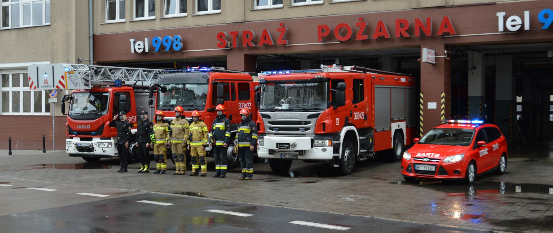 Strażacy oddają honor poległemu na służbie Policjantowi