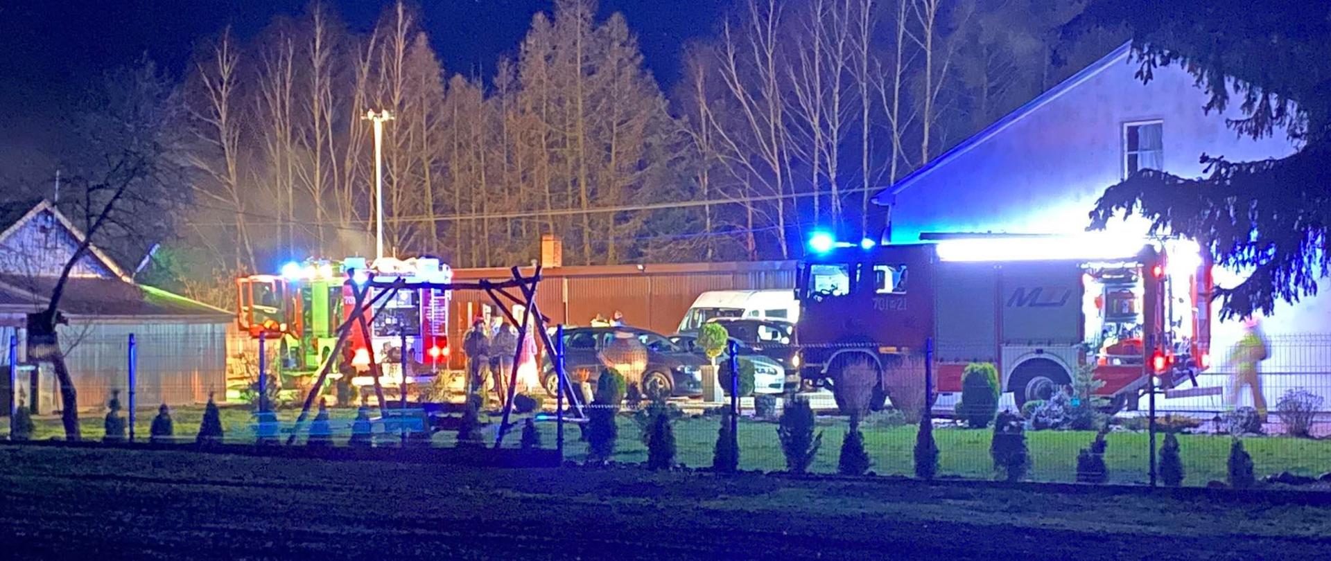 Pożar budynku mieszkalnego, na zdjęciu widać dwa zastępy KP PSP Zwoleń na posesji