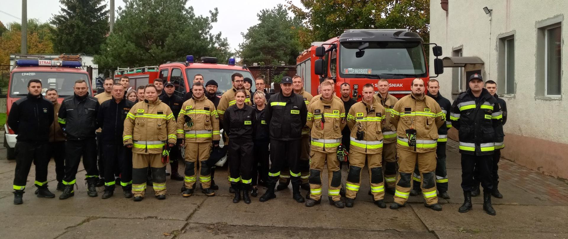 Strażacy ustawieni do zdjęcia grupowego po zakończonym szkoleniu