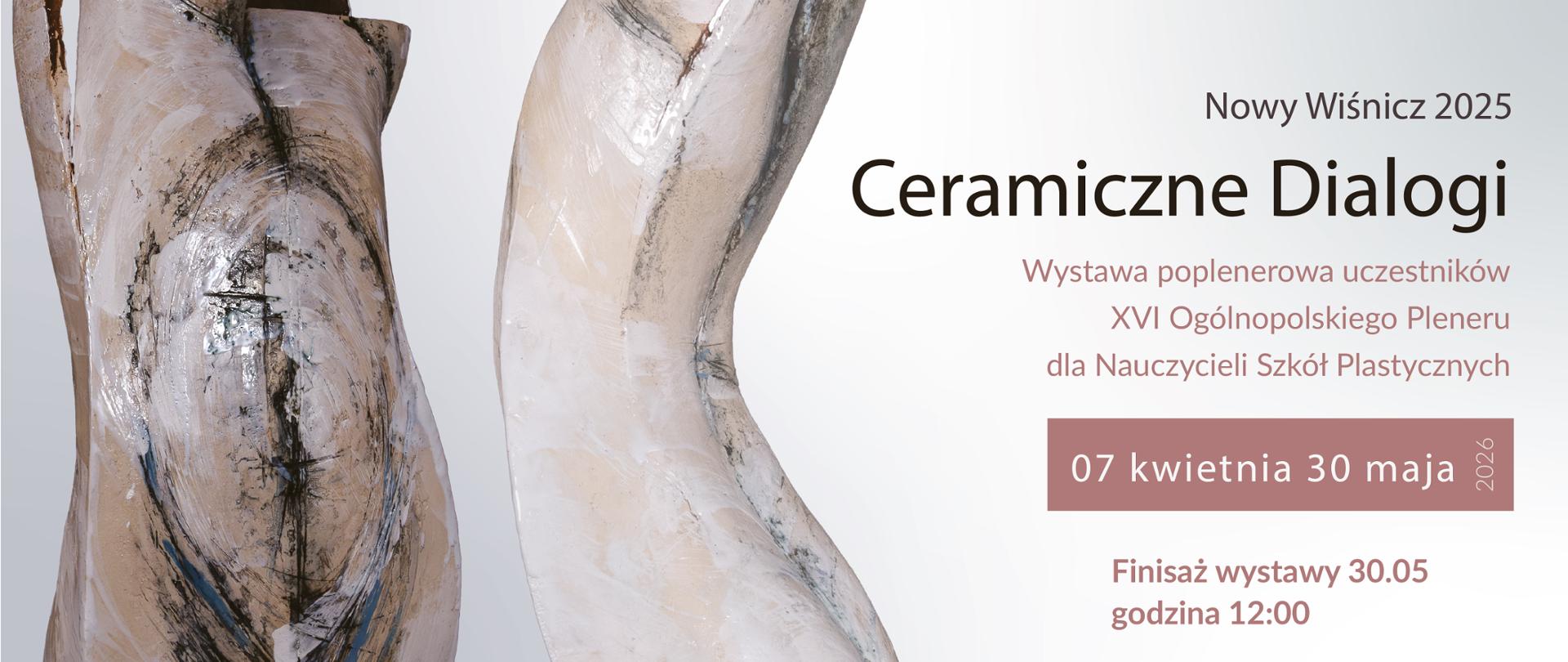 Grafika przedstawia plakat wystawy artystycznej poświęconej ceramice.
Główny motyw wizualny: po lewej stronie znajduje się powiększone zdjęcie dwóch ceramicznych form rzeźbiarskich, o organicznych, falujących kształtach, przypominających abstrakcyjnie ujęte torsy. Powierzchnia ceramiki jest w jasnych odcieniach bieli i beżu, z widoczną fakturą, pęknięciami i śladami wypału.
Kolorystyka: stonowana, jasna – dominują biele, kremy i delikatne szarości, co podkreśla materialność ceramiki.
Kompozycja: obraz rzeźb zajmuje lewą część plakatu, a prawa jest przeznaczona na tekst informacyjny, na jasnym tle.
Tekst na plakacie:
Nowy Wiśnicz 2025
Ceramiczne Dialogi
Wystawa poplenerowa uczestników
XVI Ogólnopolskiego Pleneru
dla Nauczycieli Szkół Plastycznych
Termin wystawy: 07 kwietnia – 30 maja
Finisaż wystawy: 30.05, godzina 12:00
