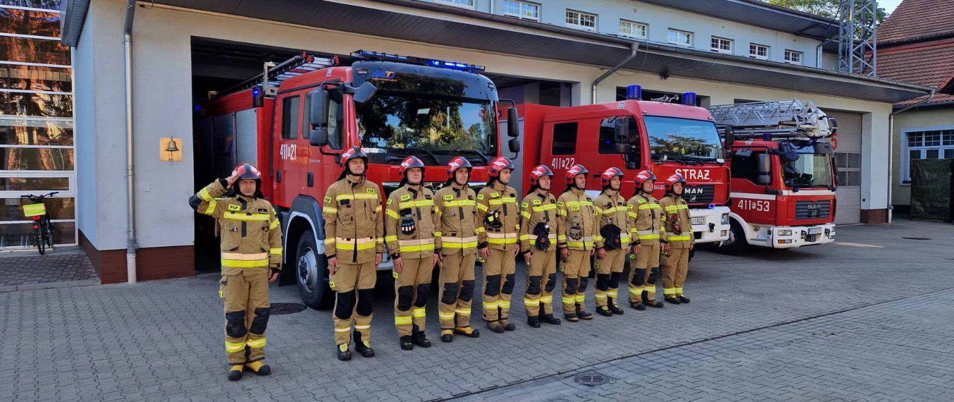 Na zdjęciu strażacy oddający hołd tragicznie zmarłemu strażakowi KG PSP