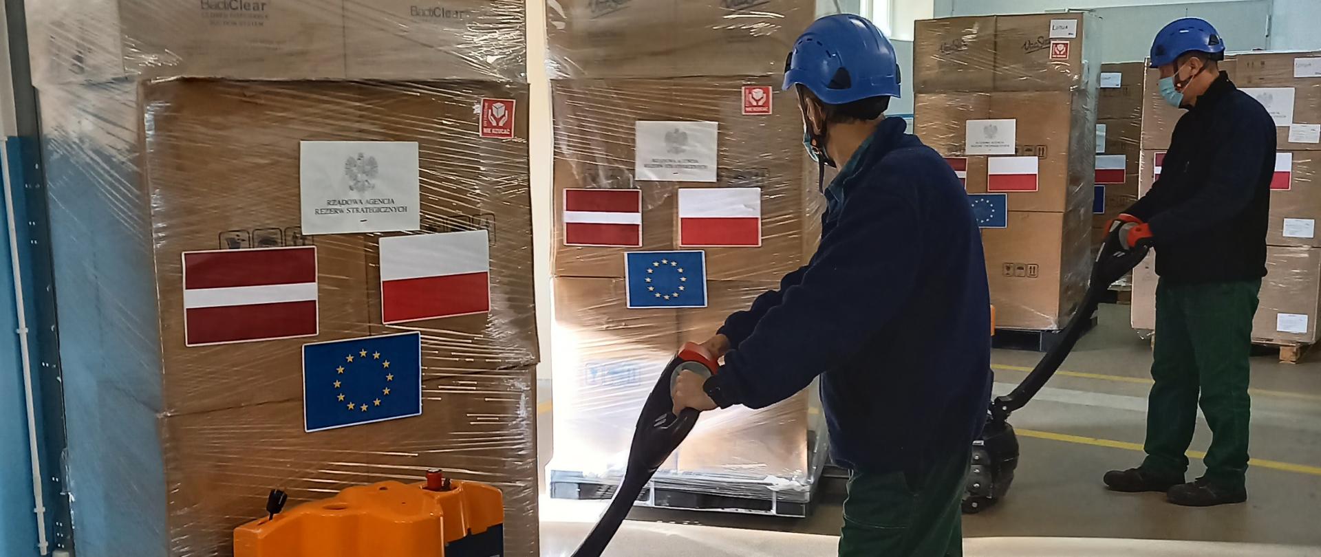 Przygotowanie załadunku ze sprzętem medycznym na Łotwę