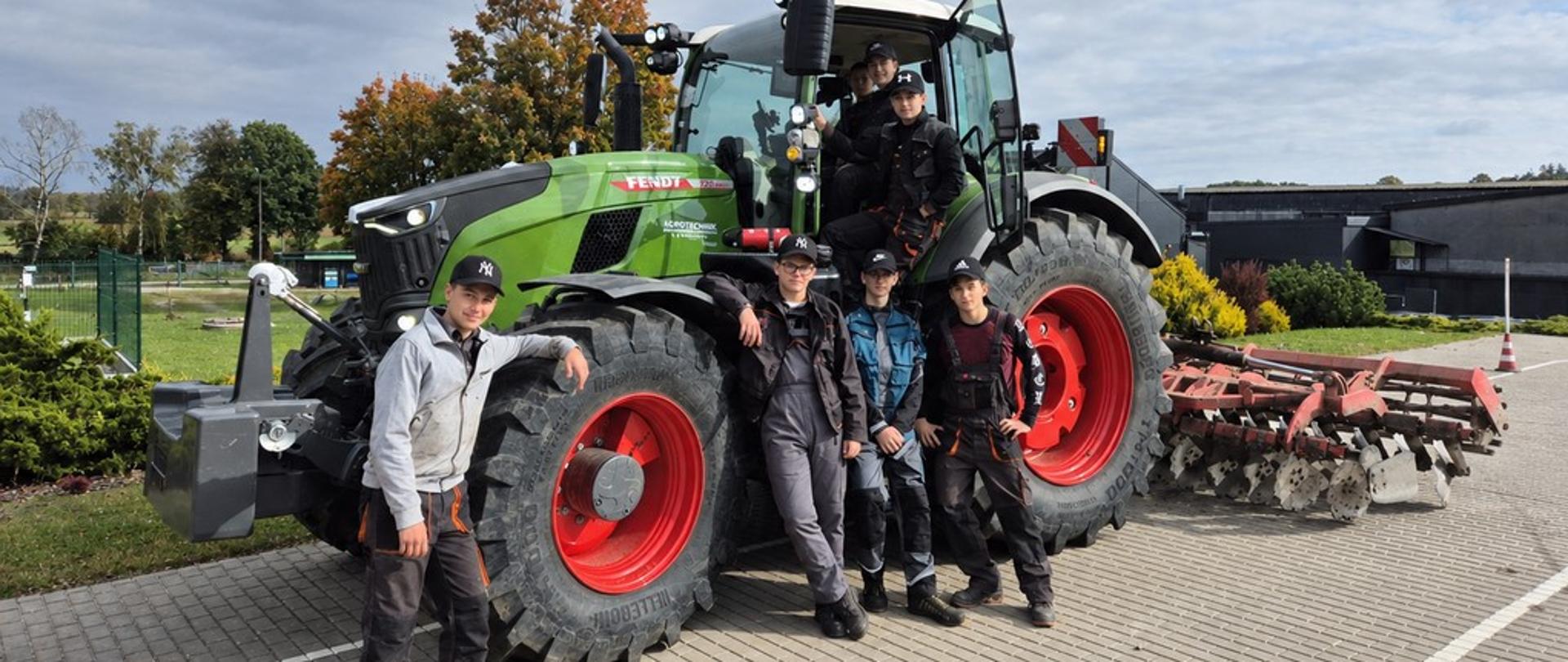 Uczniowie klas 4FTH oraz 3BBT, kształcący się w zawodzie technik rolnik i technik mechanizacji rolnictwa i agrotroniki, pomyślnie zakończyli kolejny blok zajęć praktycznych z zakresu nauki pracy maszynami.