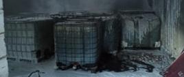 Na zdjęciu palące się zbiorniki w hali magazynowej w Straszynie