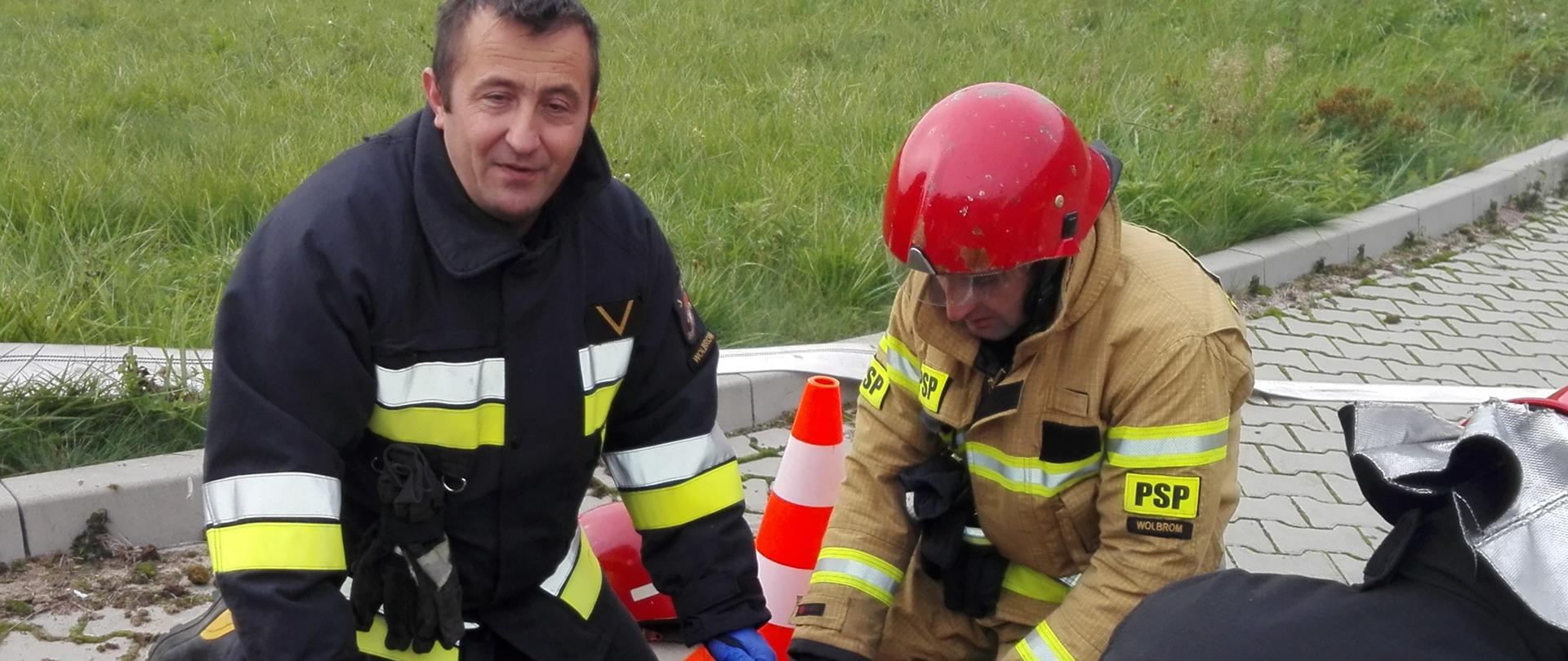 Strażacy udzielają pomocy 