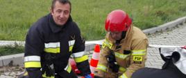 Strażacy udzielają pomocy 