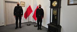 Zdjęcie przedstawia st. bryg. Piotra Sochę pomorskiego komendanta wojewódzkiego PSP oraz mł. bryg. Łukasza Płusę po otrzymaniu nagrody.