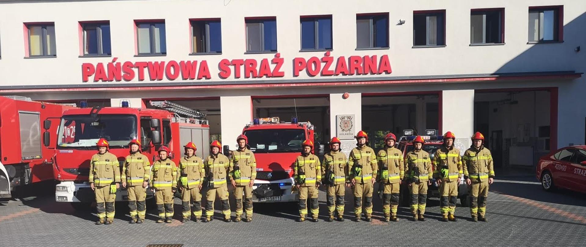 Na zdjęciu znajdują się dwie zmiany służbowe KP PSP w Chełmnie podczas minuty ciszy w hołdzie tragicznie zmarłemu strażakowi. Zdjęcie wykonano przed budynkiem Komendy Powiatowej PSP w Chełmnie.