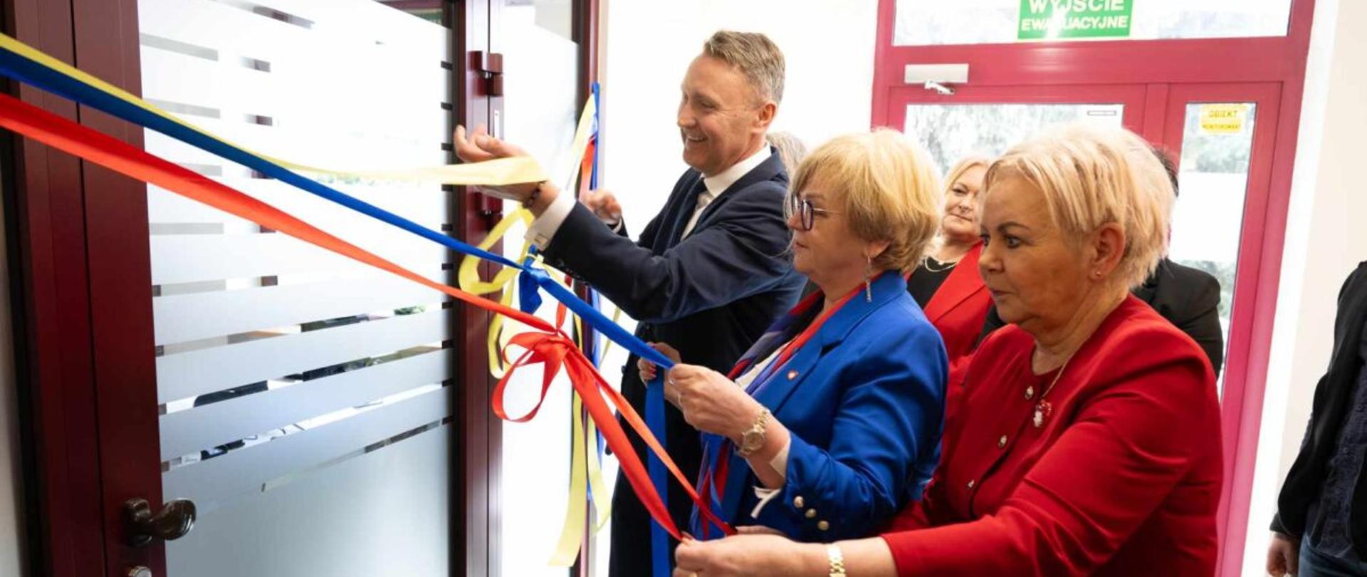 Poseł na Sejm RP Krystyna Skowrońska, wojewoda podkarpacki Teresa Kubas-Hul i prezydent Mielca Jacek Wiśniewski podczas otwarci punktu paszportowego w Mielcu