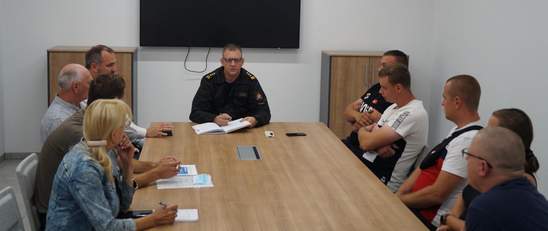 Zdjęcie przedstawia druhów OSP, przedstawiciela urzędu miasta i gminy Września wraz z Zastępcą Komendanta PSP