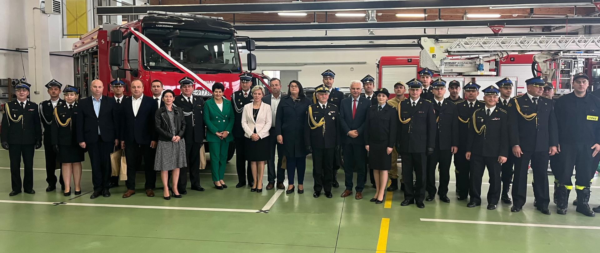 Uroczyste przekazanie pojazdów i sprzętu pożarniczego dla JRG PSP w Sokołowie Podlaskim - wspólne zdjęcie przed samochodami