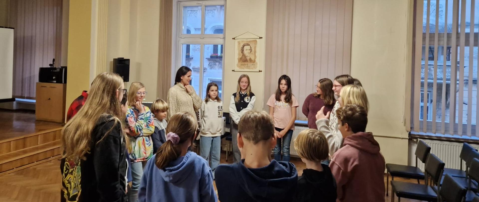 Grupa dzieci, które uczestniczyły warsztatach i konsultacjach psychologicznych CEA pt. "Żeby chciało się chcieć " - 17 listopada 2023.