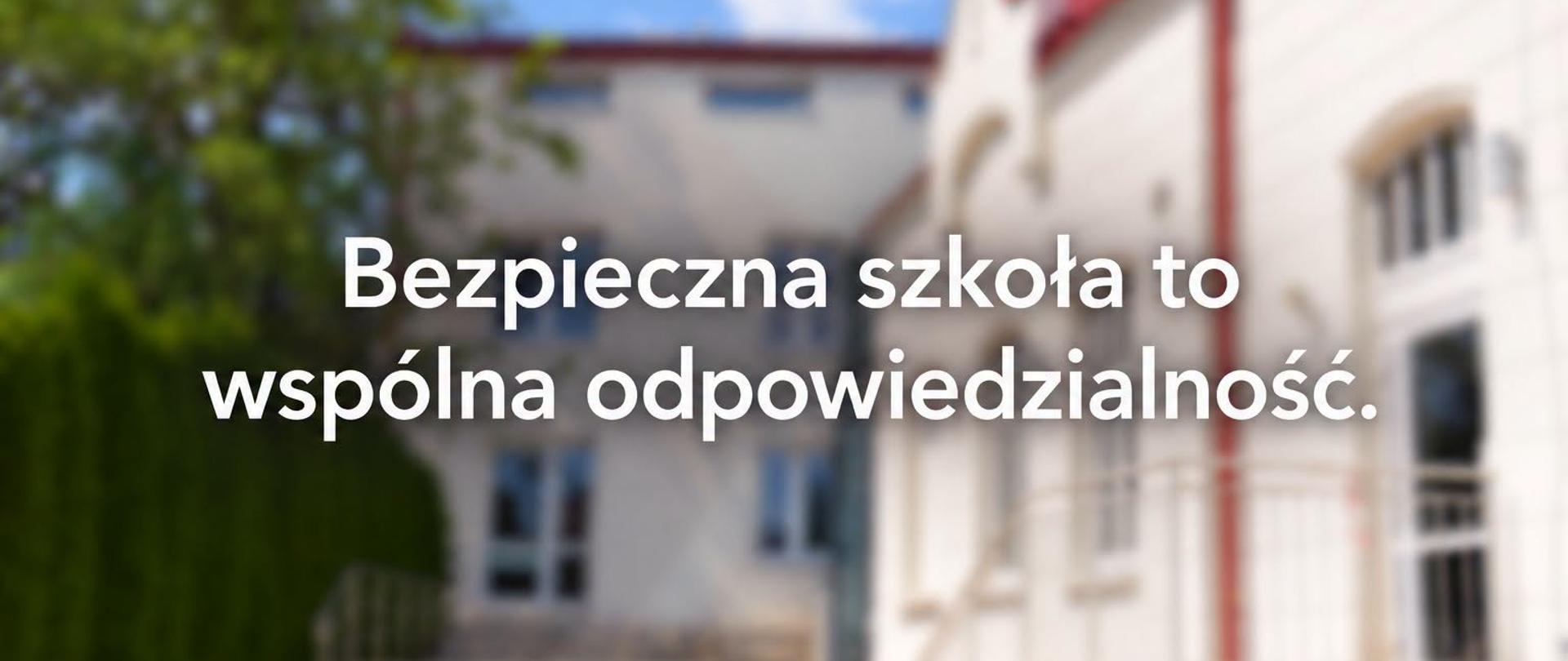 Rozmyte zdjęcie budynku PSM w Mielcu z nałożonym napisem „Bezpieczna szkoła to wspólna odpowiedzialność."
