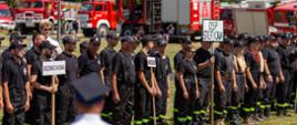 Zdjęcie przedstawia strażaków OSP z powiatu Leskiego podczas omówienia zasad zawodów OSP w Baligrodzie.