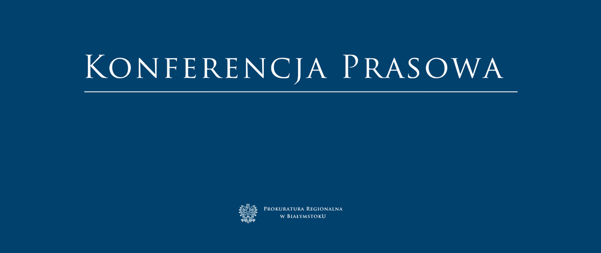 Baner informacyjny Prokuratury Regionalnej w Białymstoku na ciemnoniebieskim tle z białym napisem „KONFERENCJA PRASOWA”. U dołu widnieje godło Polski oraz nazwa jednostki.