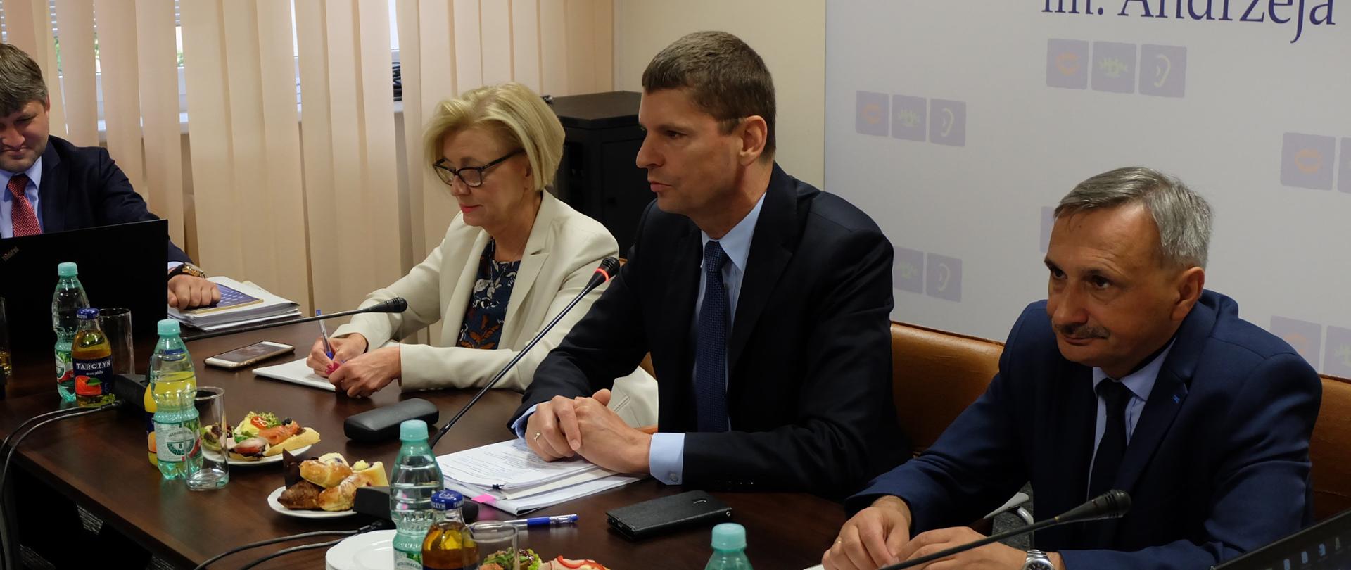 W Centrum Partnerstwa Społecznego "Dialog" Minister Edukacji Narodowej Dariusz Piontkowski wziął udział w posiedzeniu Zespołu do spraw statusu zawodowego pracowników oświaty. W spotkaniu z przedstawicielami oświatowych związków zawodowych uczestniczyła również wiceminister edukacji Marzena Machałek i wiceminister Maciej Kopeć. 