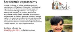 Zawiadomienie o spotkaniu warsztatowym z dr Magdaleną Ratalewską dla uczniów i rodziców.
Obraz jest cyfrowym plakatem informacyjnym z białym tłem. Tekst główny znajduje się po lewej stronie, w trzech blokach.
Górny blok tekstu zaczyna się od nagłówka:
"Serdecznie zapraszamy"
Pod nim znajduje się szczegółowy opis:
"Uczniów i rodziców na kolejne wyjątkowe spotkanie warsztatowe z dr Magdaleną Ratalewską. Prelekcja skupi się na budowaniu skutecznej komunikacji, wspieraniu samodzielności młodego człowieka oraz rozwijaniu wewnętrznej motywacji do działania. Prowadząca w przystępny sposób pokaże, jak unikać destrukcyjnych mechanizmów w relacjach, zastępując codzienne napięcia mądrym stawianiem granic, docenianiem oraz partnerską współpracą. To doskonała okazja, aby zyskać praktyczne narzędzia do budowania porozumienia i odpowiedzialności zarówno w domu, jak i w środowisku szkolnym."
Dolny blok tekstu zawiera szczegóły logistyczne, z kilkoma kluczowymi datami i godzinami wyróżnionymi czerwoną czcionką:
"Spotkanie odbędzie się
15 października 2026 r. w Sali koncertowej naszej szkoły.
Spotkanie z Uczniami klas IV –VI cyklu sześcioletniego oraz klas I – IV cyklu czteroletniego – godz. 17:00 – 18:00;
Spotkanie z Rodzicami – godz. 18:00 – 19:00"
W prawym górnym rogu znajduje się logo instytucji: rysunek budynku szkoły muzycznej z wystającymi elementami instrumentów (gryf skrzypiec, stroiki instrumentów dętych). Obok budynku widnieje stylizowany, czarny monogram "PSM st." i napis poniżej: "im. M. Michalskiego w Lęborku".
Poniżej loga, zajmując dużą część prawej strony, znajduje się kolorowe zdjęcie portretowe. Przedstawia ono dorosłą kobietę o ciemnych, krótkich włosach (w typie fryzury pixie), która uśmiecha się promiennie bezpośrednio do kamery. Kobieta ma na sobie czarną koszulkę i gruby, dziergany, szary komin-szal owinięty wokół szyi. Tło za nią jest naturalne, zielone, przypominające park lub las z wodą w oddali, ale jest rozmyte (efekt bokeh).