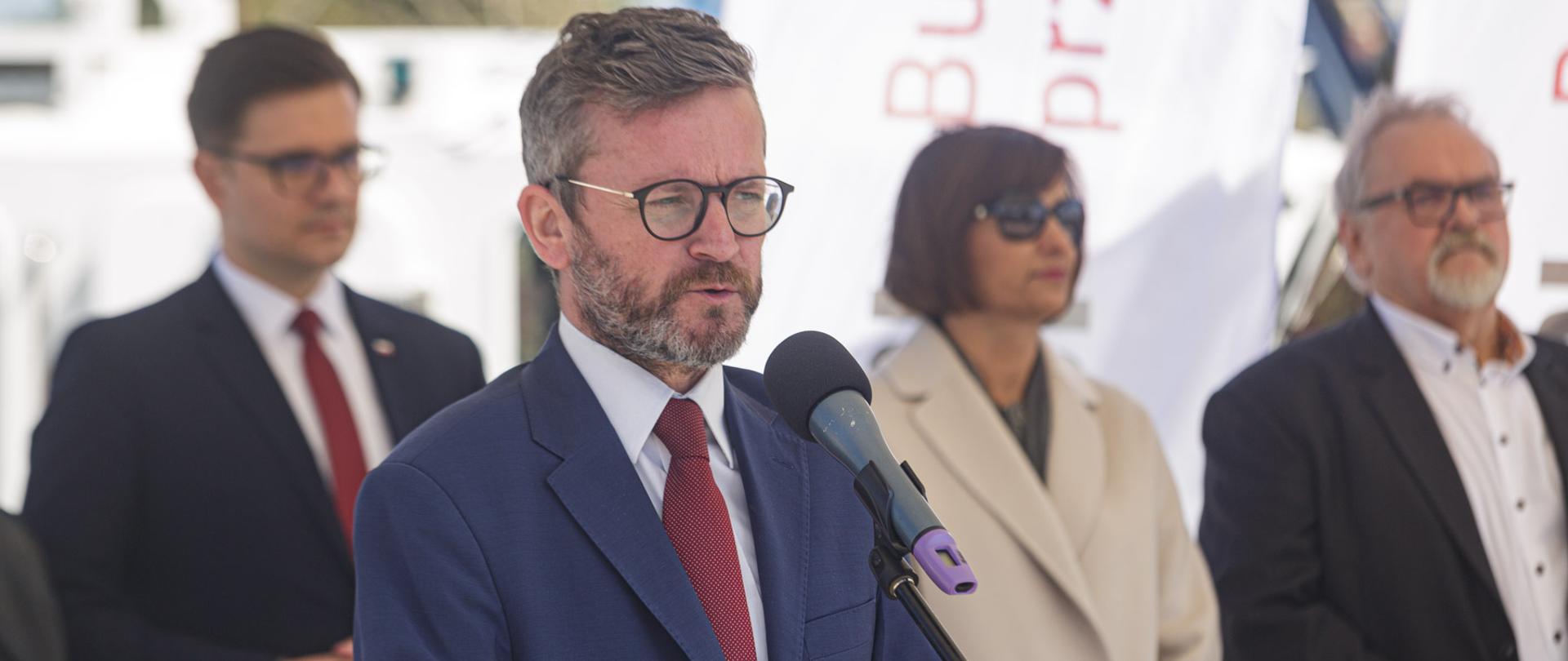 Wiceminister infrastruktury Grzegorz Witkowski uczestniczył w konferencji zorganizowanej z okazji podpisania umowy na III etap budowy drogi wodnej łączącej Zalew Wiślany z Zatoką Gdańską.