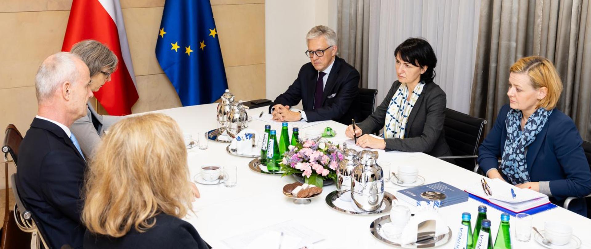 Ludzie siedzą przy stole