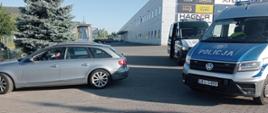 Na parkingu zatrzymany pojazd, oraz pojazdy służb Policji i WITD.
