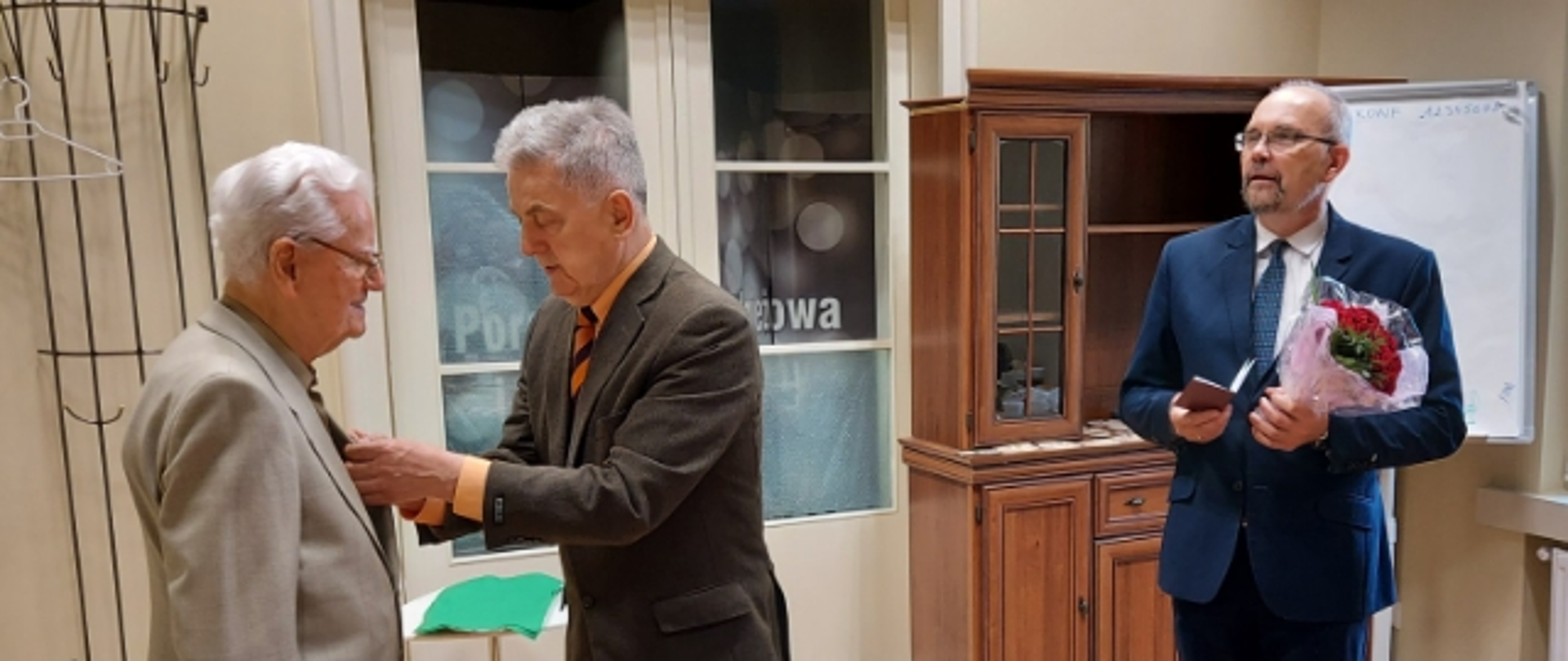 Wicewojewoda lubuski wręcza, w imieniu Prezydenta RP Andrzeja Dudy, Medal Stulecia Odzyskania Niepodległości kpt. Leszkowi Wieniawie-Długoszowskiemu, żołnierzowi Armii Krajowej