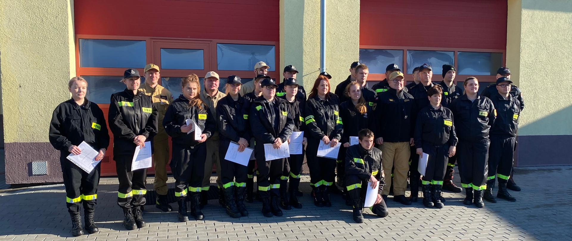 kursanci ustawieni przed bramami garażowymi