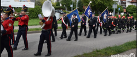 Przemarsz pododdziałów podczas obchodów dnia strażaka.