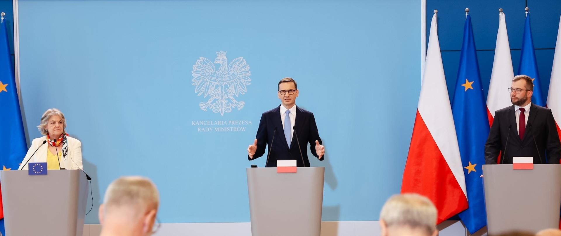 Premier Mateusz Morawiecki, Minister Funduszy i Polityki Regionalnej Grzegorza Puda i Komisarz ds. spójności i reform Elisą Ferreirą podczas konferencji prasowej