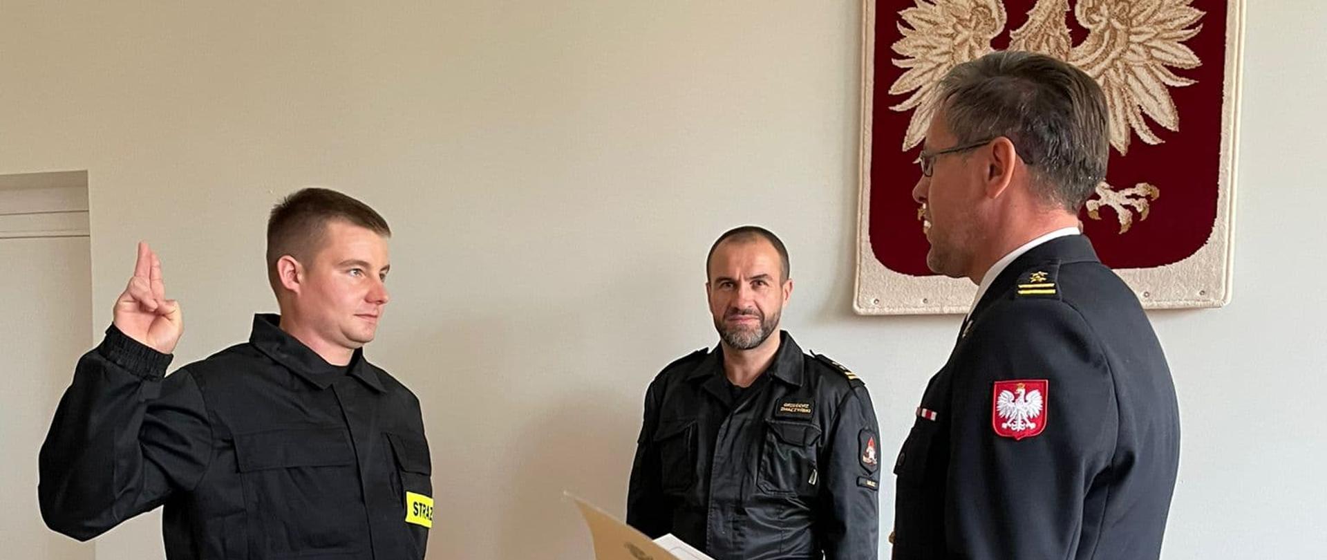 Ślubowanie nowo przyjętego strażaka