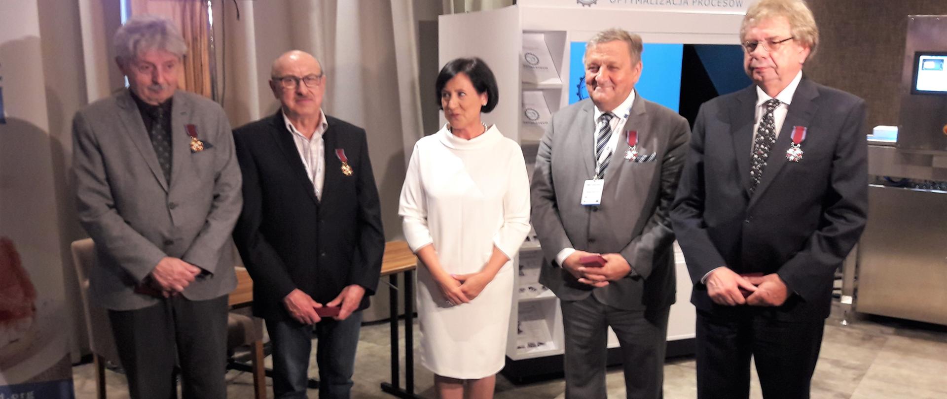 Na zdjęciu pośrodku znajduje się Dyr. Generalna MGMiŻŚ w towarzystwie czterech innych osób 