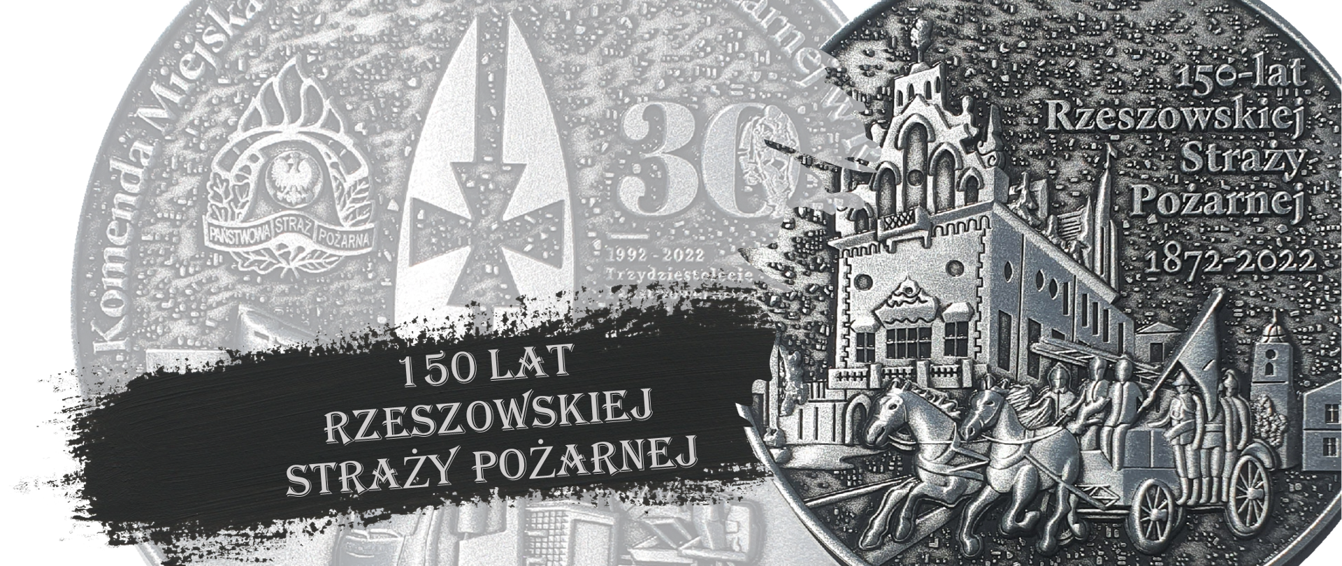 Zdjęcie przedstawia awers i rewers medalu jubileuszowego z okazji 150-lecia rzeszowskiej straży pożarnej. Na froncie widnieje napis: 150 LAT RZESZOWSKIEJ STRAŻY POŻARNEJ. Całość utrzymana w kolorystyce grafitowo-czarnej.