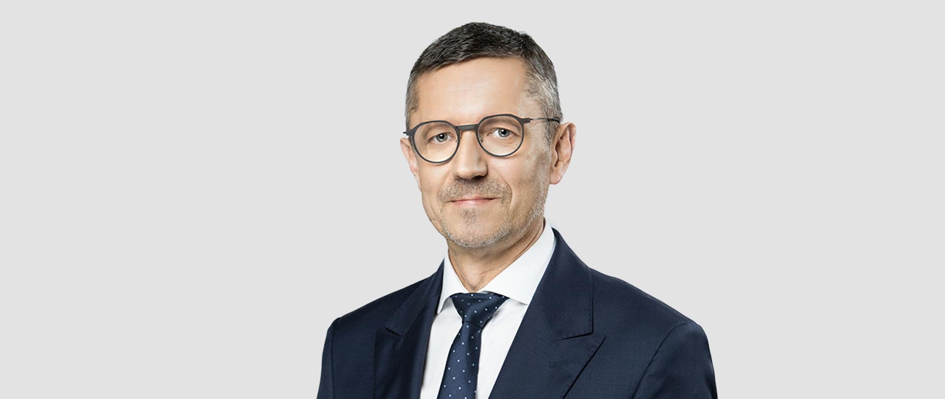 Na jasnym tle min. Robert Tomanek