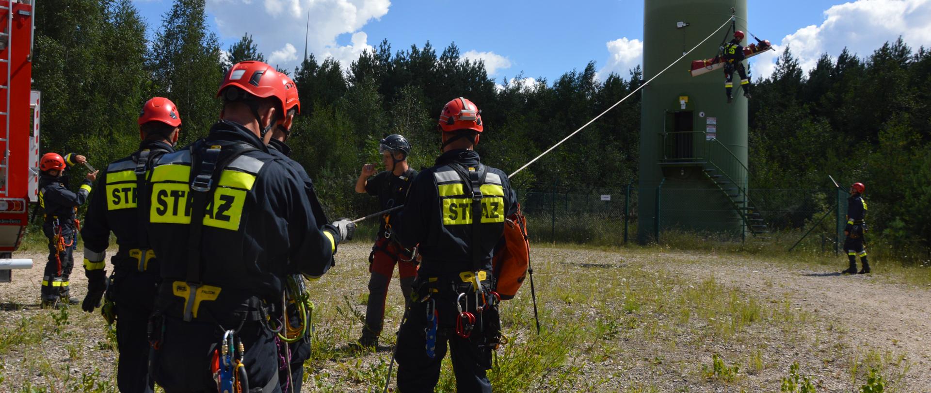 Transport poszkodowanego pracownika technikami alpinistycznymi
