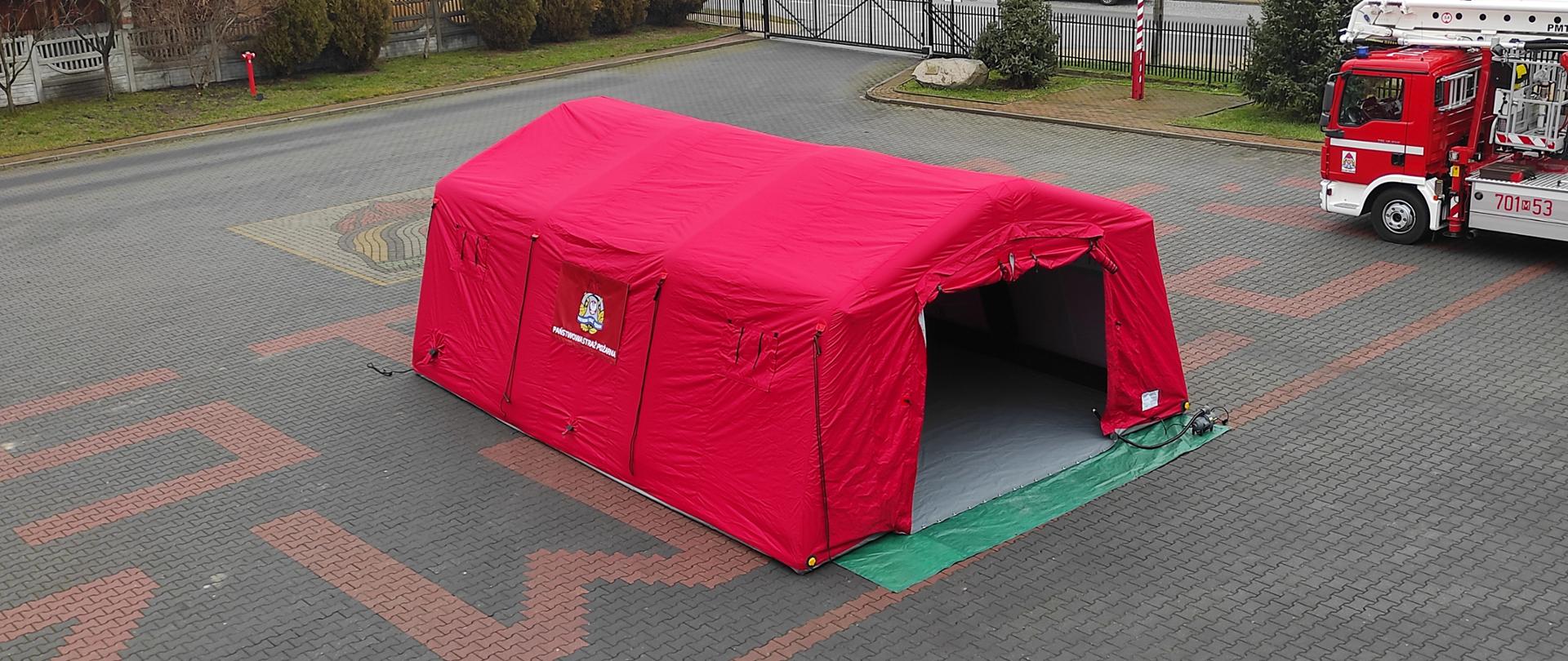 Czerwony namiot pneumatyczny rozstawiony na placu KP PSP Zwoleń.