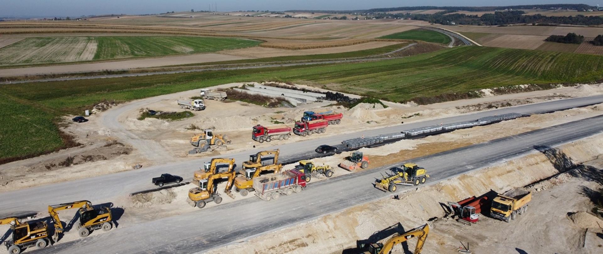 Na południe od granicy województw małopolskiego i świętokrzyskiego trwa intensywna budowa drogi ekspresowej S7