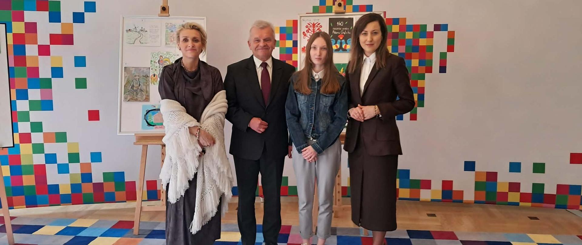 Uczennica ZSCKR Rudka z organizatorami konkursu plastycznego.