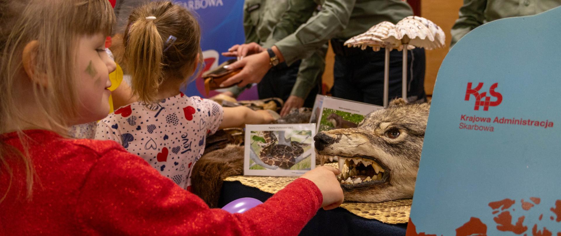 Przedstawiciele podlaskiej KAS ze stoiskiem edukacyjnym podczas obchodów Dnia Dziecka w Podlaskim Urzędzie Wojewódzkim w Białymstoku