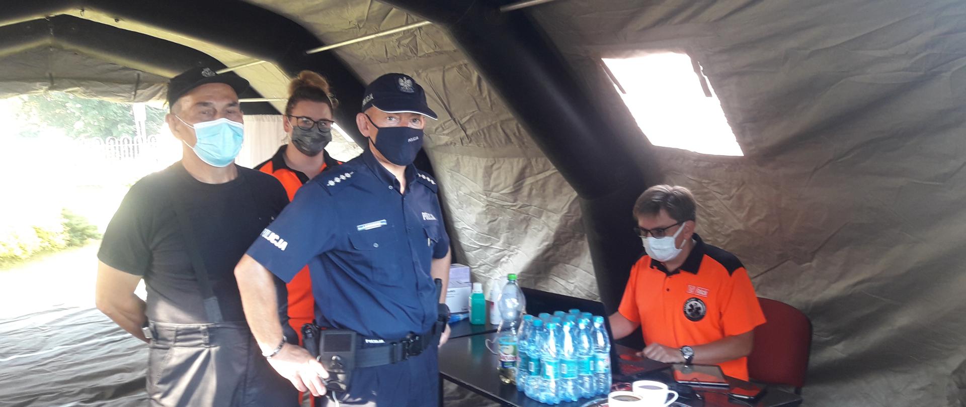 #SzczepimySięzOSP na zdjęciu Komendant Gminny OSP w Starczy koordynujący akcję szczepień przy Kościele Parafialnym NMP Częstochowskiej w Starczy