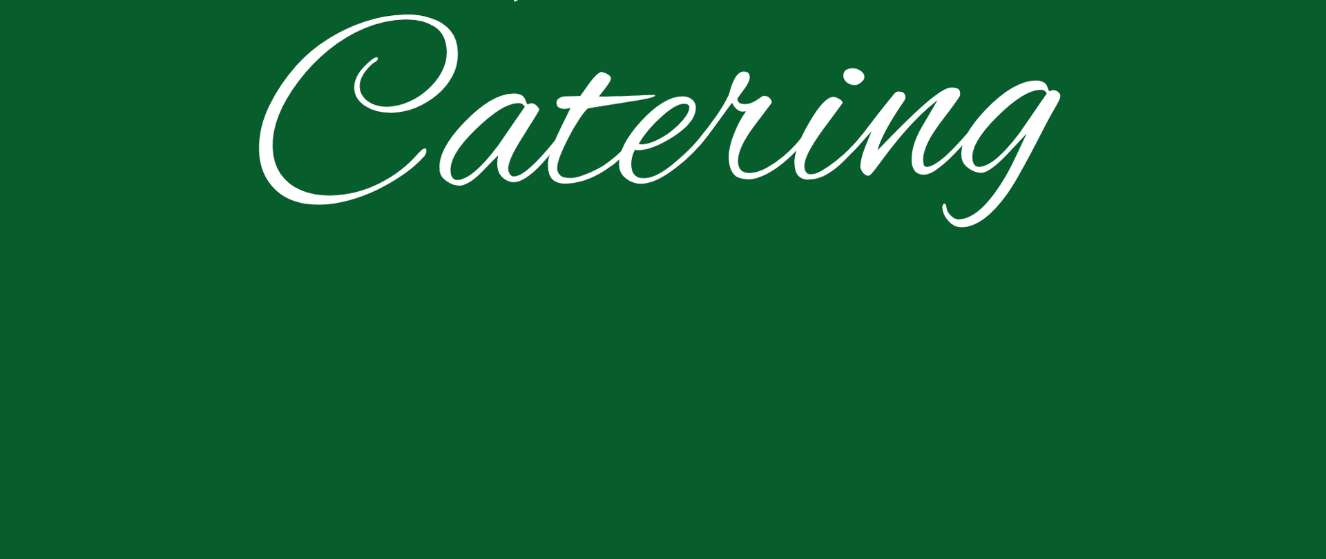 Na zdjęciu zielone tło, biała czapka kucharska, biały napis catering