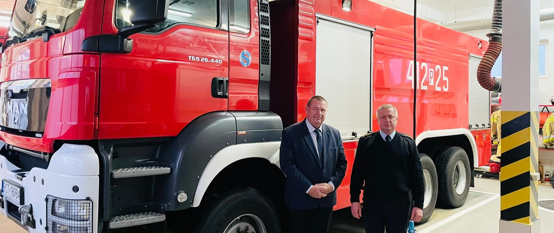 Komendant Państwowej Straży Pożarnej w Czarnkowie wraz z Posłem Czarneckim 