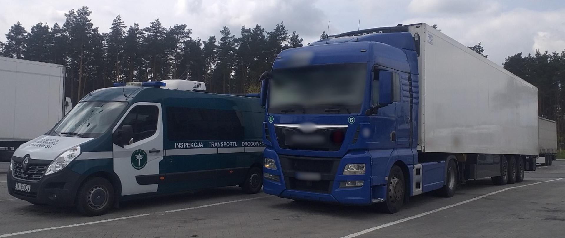 Od lewej: przód i lewy bok oznakowanego furgonu świętokrzyskiej Inspekcji Transportu Drogowego. Obok stoi ciągnik siodłowy z podpiętą naczepą.