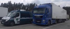 Od lewej: przód i lewy bok oznakowanego furgonu świętokrzyskiej Inspekcji Transportu Drogowego. Obok stoi ciągnik siodłowy z podpiętą naczepą