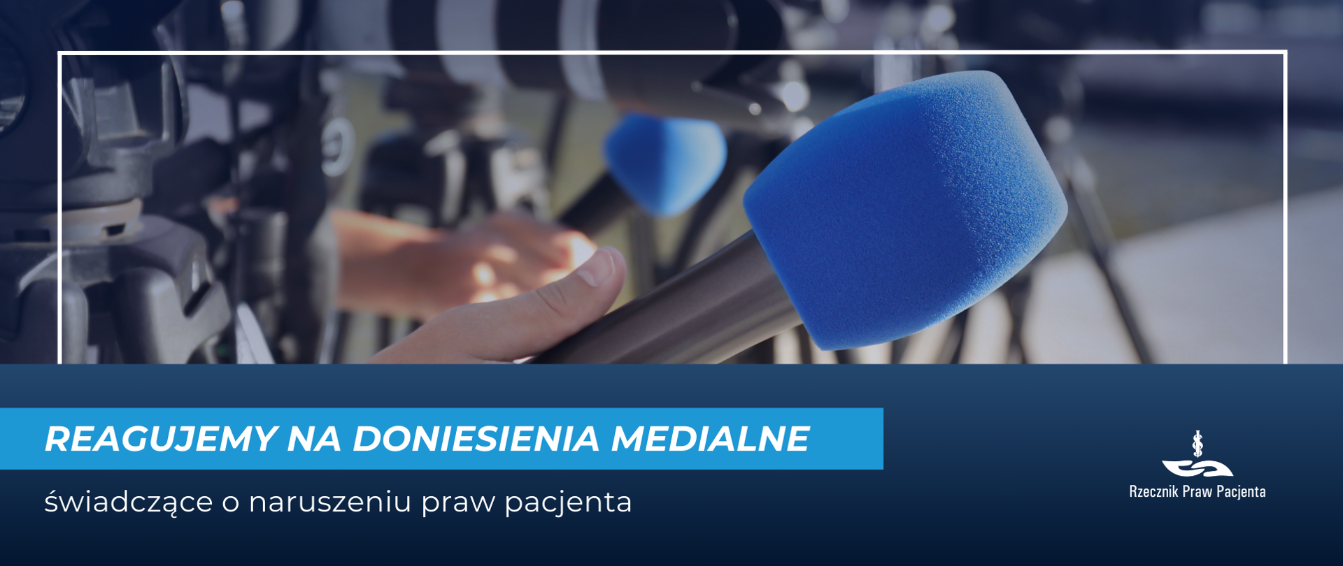 Grafika przedstawia mikrofon i kamery rozstawione podczas konferencji prasowej. 