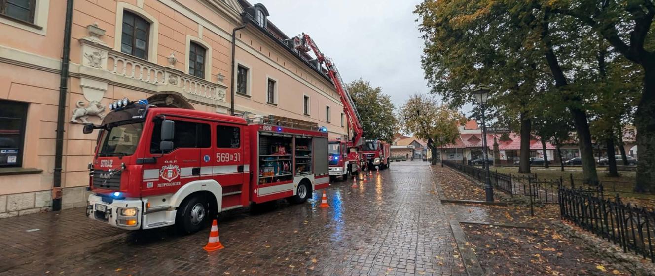 Ćwiczenia przeciwpożarowe na Zamku Królewskim w Niepołomicach