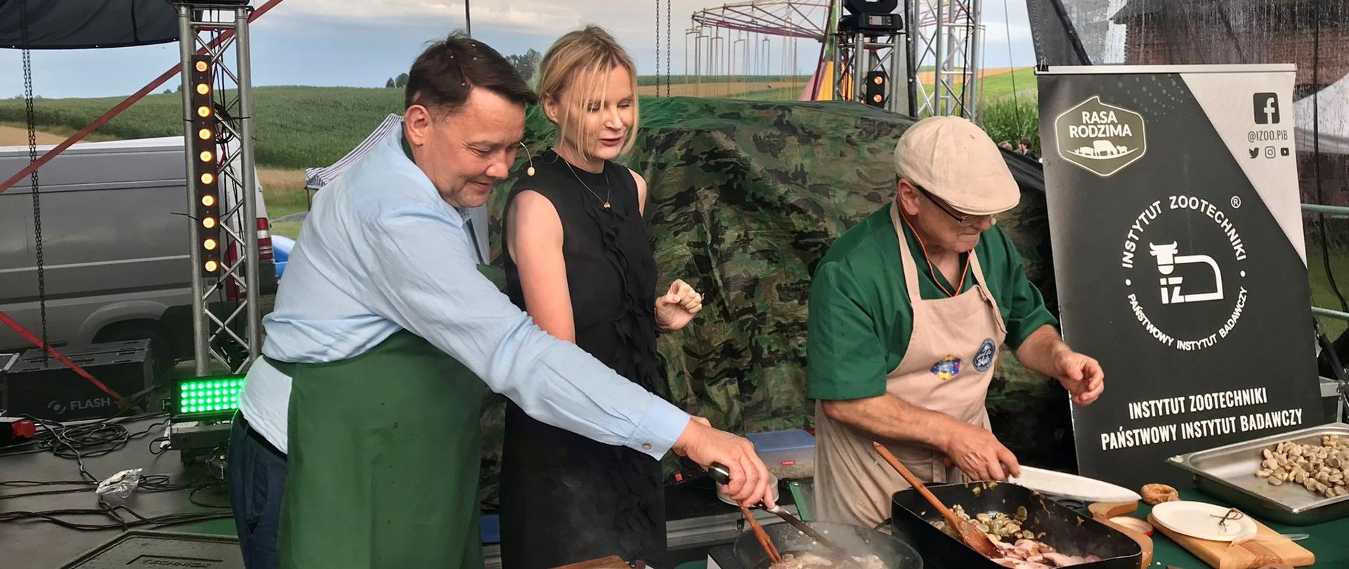 Zdjęcie przedstawia scenę główną podczas VI Małopolskiego Święta Bobu. Na scenie widoczny Tomasz Jacek – Dyrektor Instytutu Zootechniki PIB oraz Iwona Szablińska – Dyrektor OR KRUS w Krakowie podczas pokazu kulinarnego dla gości wydarzenia
