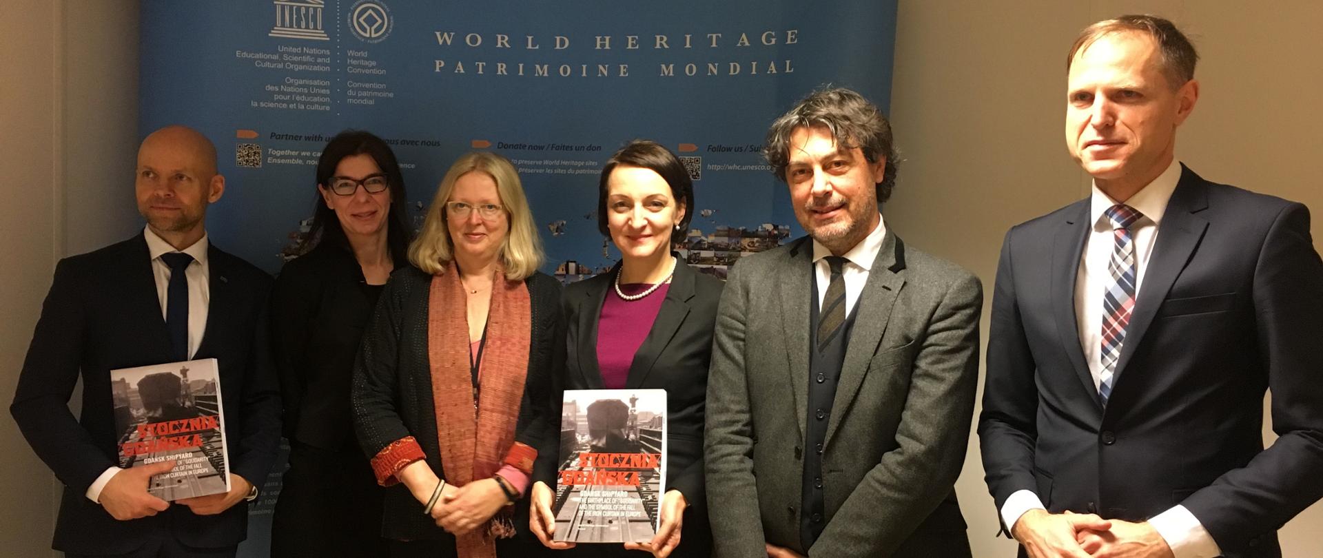 Złożenie wniosku - Stocznia Gdańska na Listę UNESCO Alan Aleksandrowicz, Wiceprezydent Miasta Gdańsk, Anna Gołębicka Szef projektu „Stocznia na UNESCO”, Mechtild Rössler Dyrektor Centrum światowego Dziedzictwa UNESCO, Magdalena Gawin Podsekretarz Stanu w Ministerstwie Kultury i Dziedzictwa Narodowego, Alessandro Balsamo Chief Nominations Unit CLT/WHC/NOM, Bartosz Skaldawski Dyrektor Narodowego Instytutu Dziedzictwa.